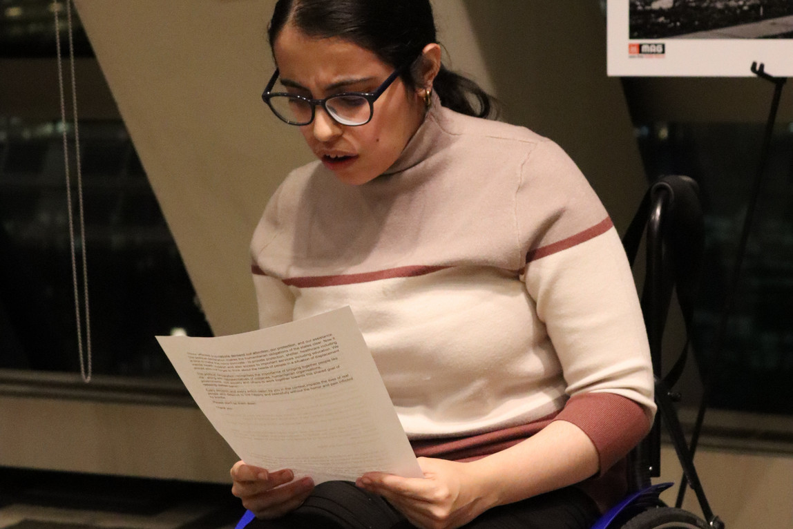 Nujeen Mustafa trägt ihre Rede vor.