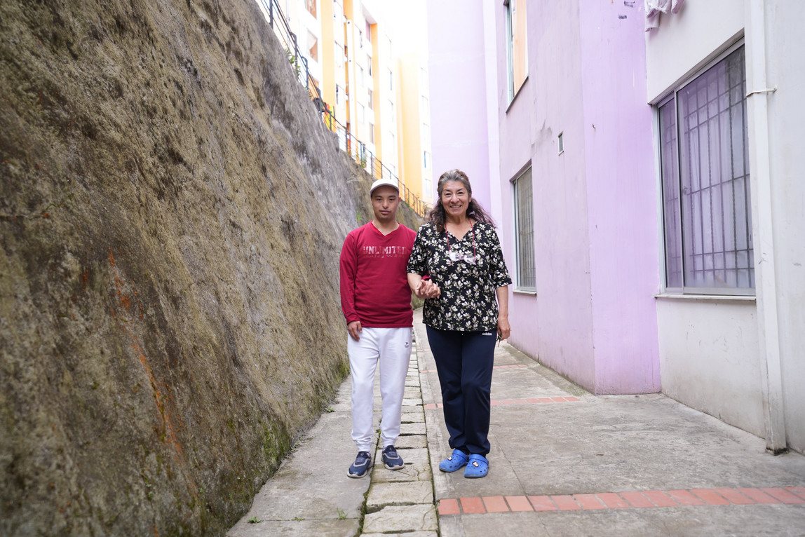 Gloria und ihr Sohn vor ihrem Haus in Pasto, Kolumbien. Sie sind Binnenvertriebene und Sebastian hat das Down-Syndrom.