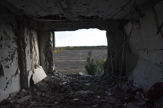 Blick nach außen durch ein zerstörte Fassade.
