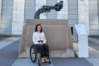 Marwa Almbaed vor einer Pistolen-Skulptur vor dem Hauptquartier der Vereinten Nationen in New York.